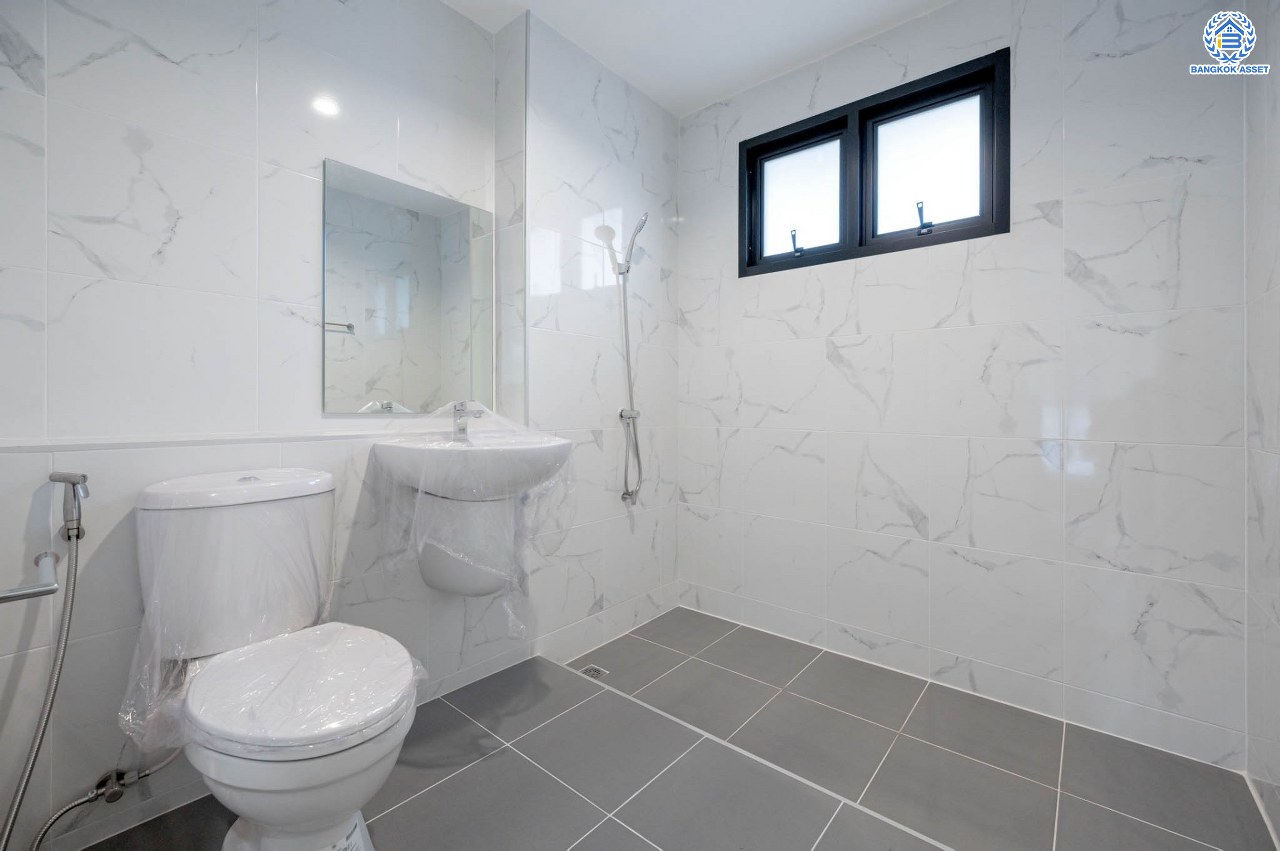 บ้านมือสองตกแต่งใหม่ คุณภาพแบรนด์ LH โครงการ ชลลดา บางบัวทอง เนื้อที่ 99 ตร.ว. ตกแต่งหรูหรา ฟังก์ชันจัดเต็ม 3 ห้องนอน 3 ห้องน้ำ จอดรถได้ 1 คัน พร้อม Facilities ครบ! บนทำเลคุณภาพ เชื่อมต่อได้หลายเส้นทาง ใกล้เซ็นทรัลเวสต์เกต และรถไฟฟ้า "สถานีบางพลู"